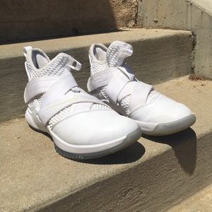 Nike lebron soldier 12s Basketball shoes